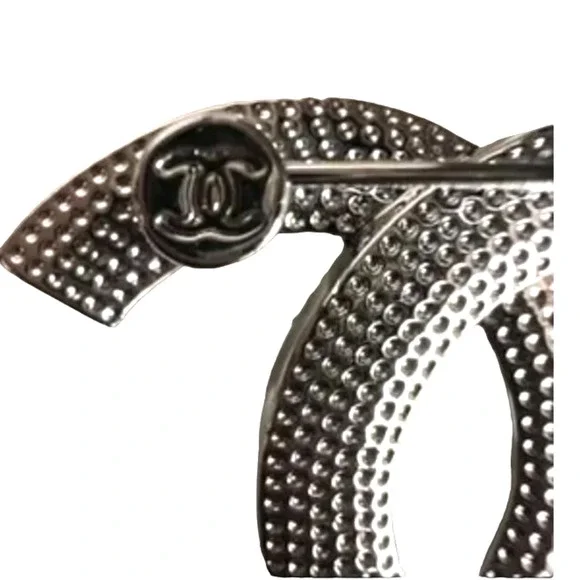 Chanel Interlocking CC Platinum Star CZ Brooch Autumn/Pre-Fall 2023 (CCXX047) - Picture 4 of 5